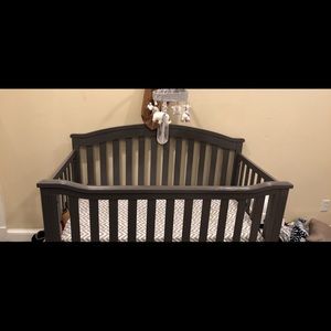 Grey baby crib, Good condition 👌